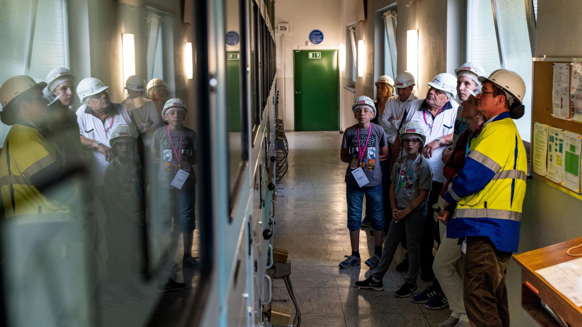Das Foto zeigt eine Führung durch des Werk des Energiekonzerns Westenergie.