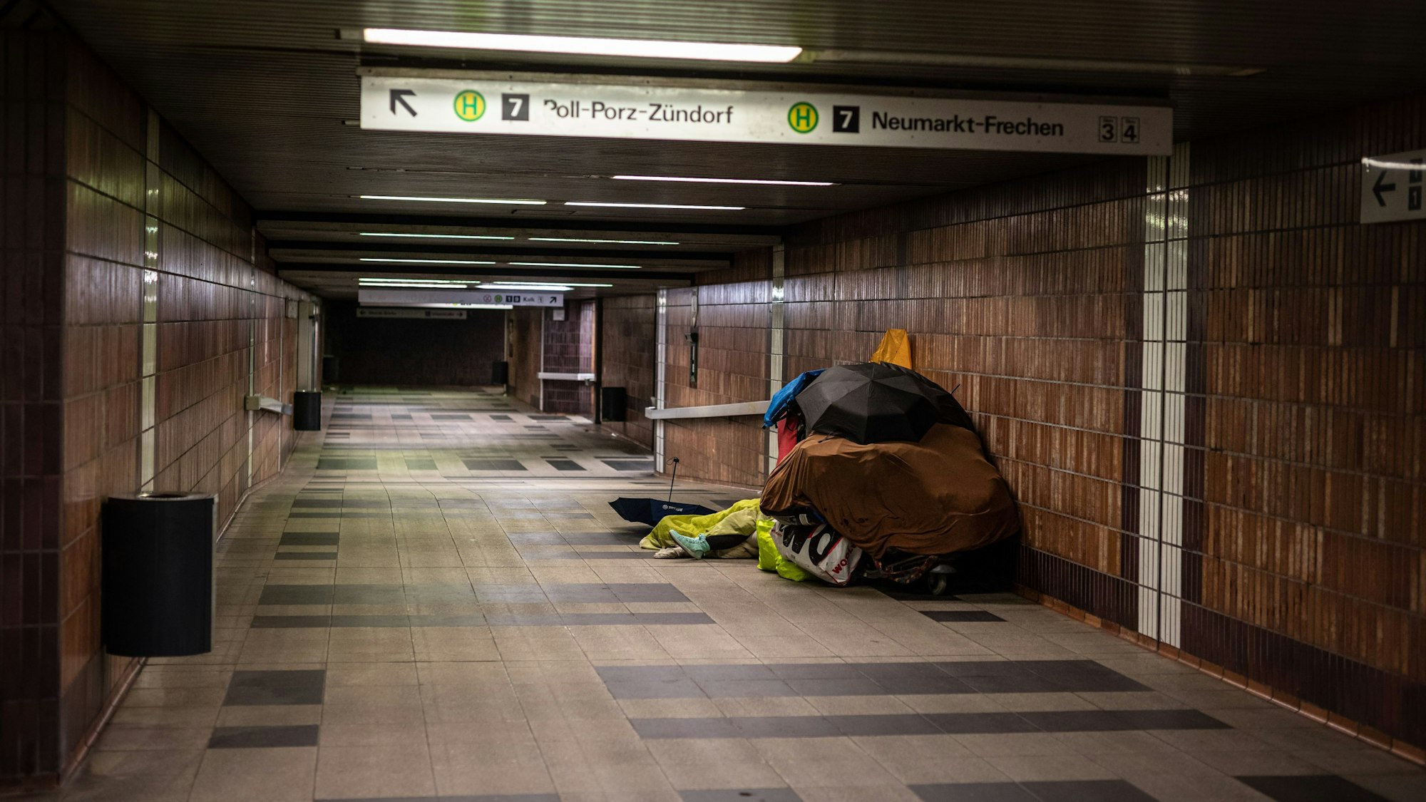 01.01.2022, Köln: Eine Obdachlose hat ihr Nachtlager in einer Unterführung der Haltestelle Deutzer Freiheit der Kölner Verkehrsbetriebe (KVB) aufgeschlagen. Immer wieder sorgen Obdachlose für Beschwerden bei der KVB.