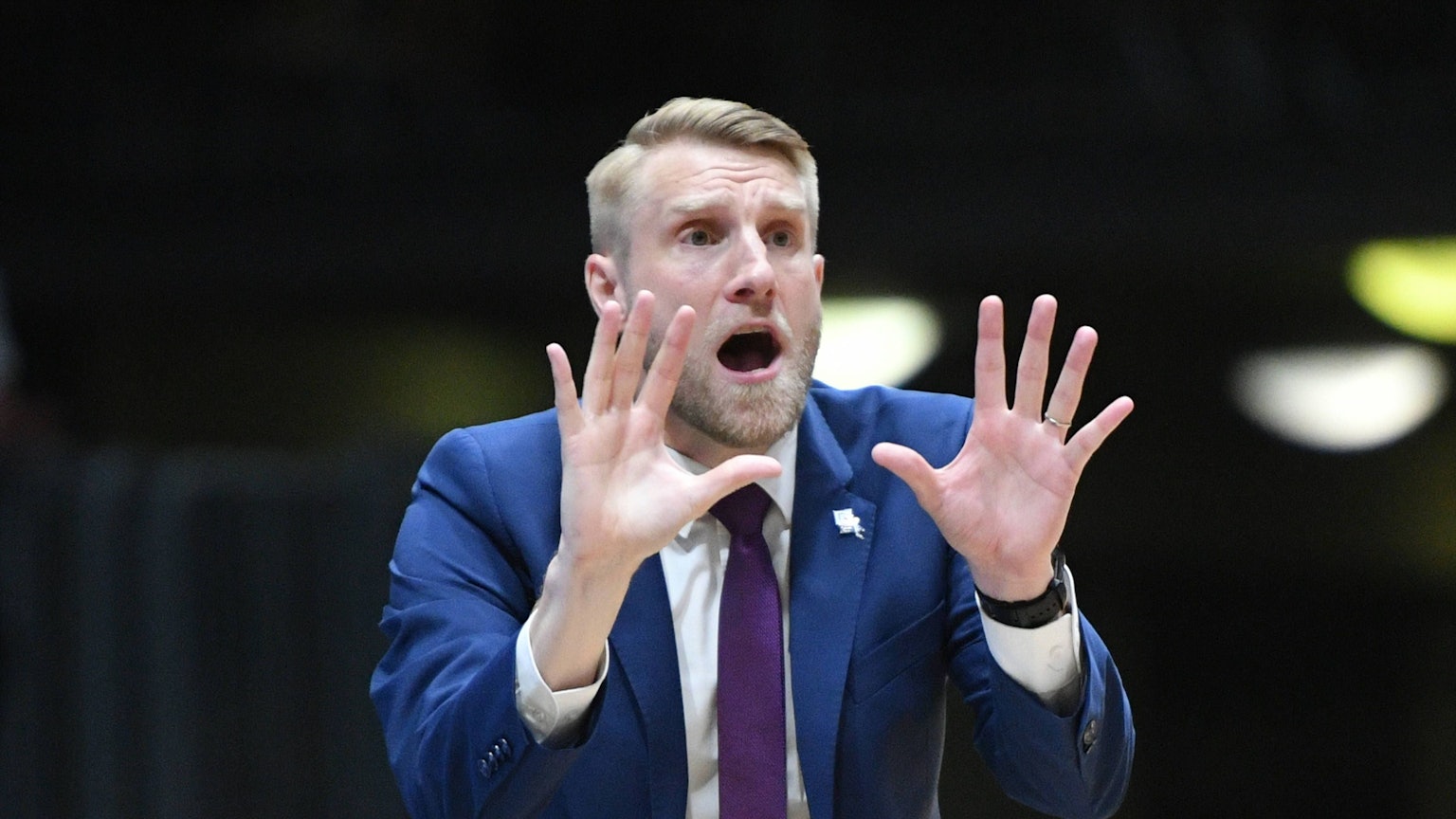 Tuomas Iisalo gestikuliert am Spielfeldrand.