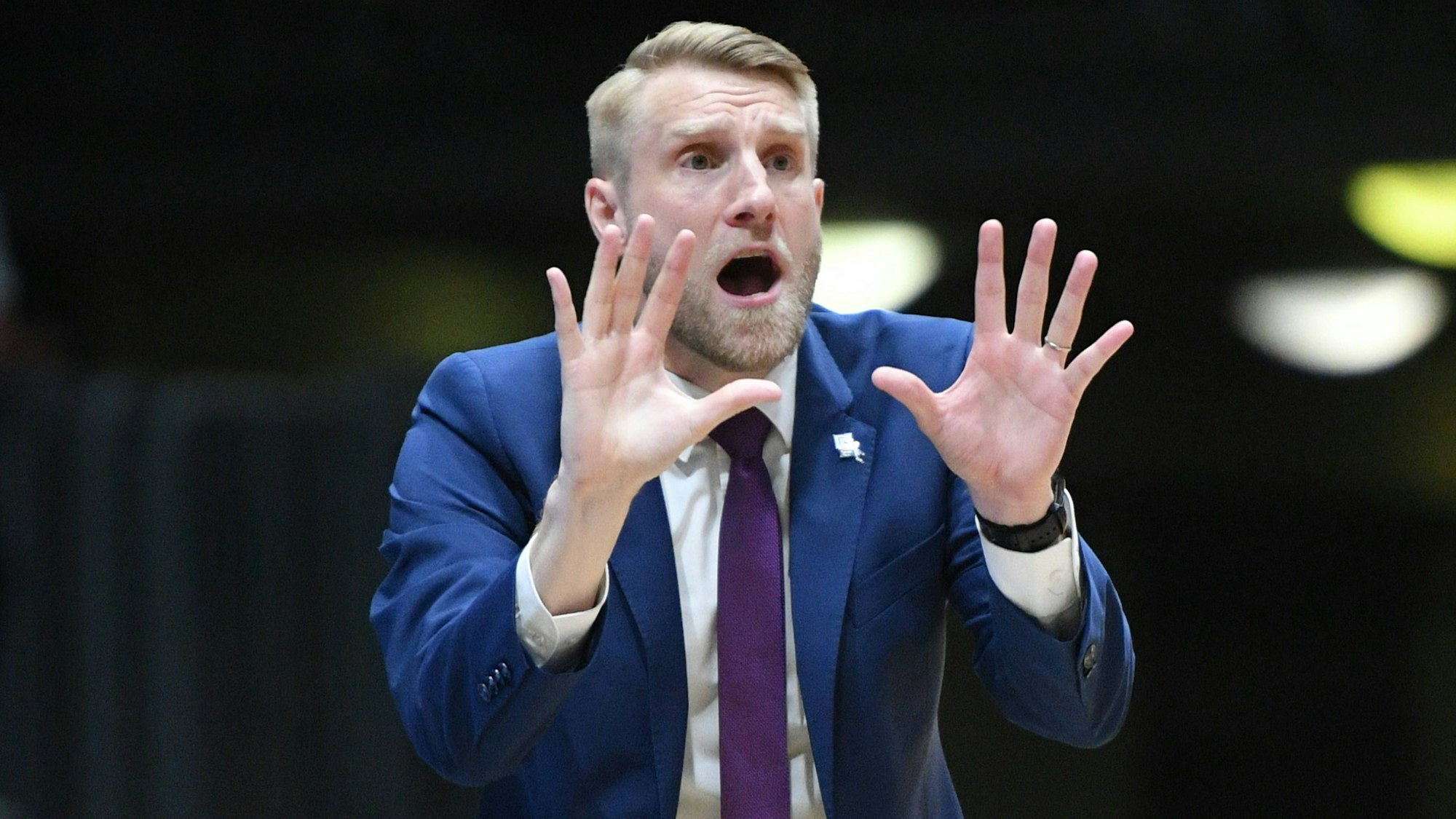 Tuomas Iisalo gestikuliert am Spielfeldrand.