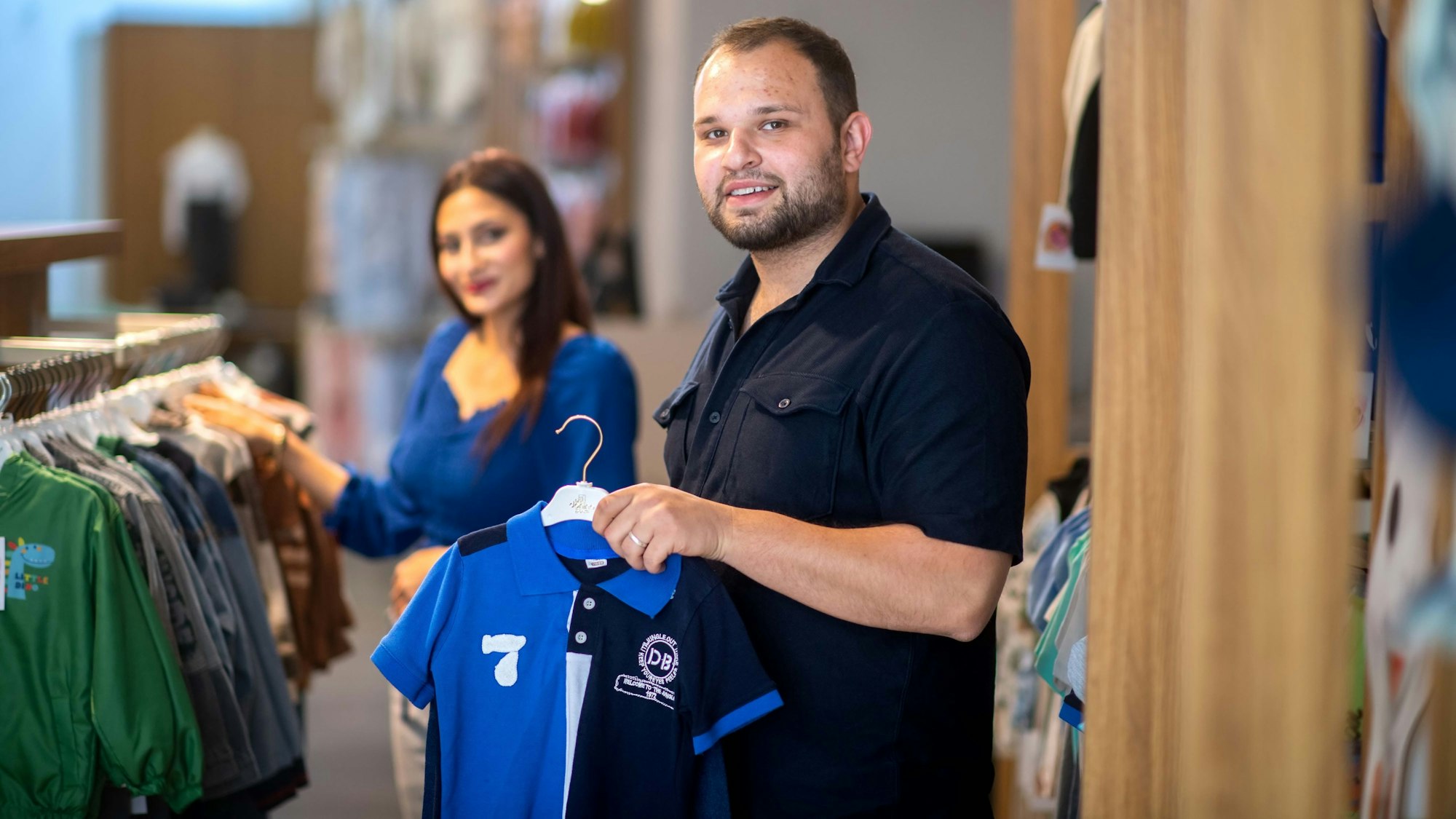 Florijan und Xhenite Komorani stehen in ihrem Modegeschäft an der Euskirchener Bahnhofstraße.