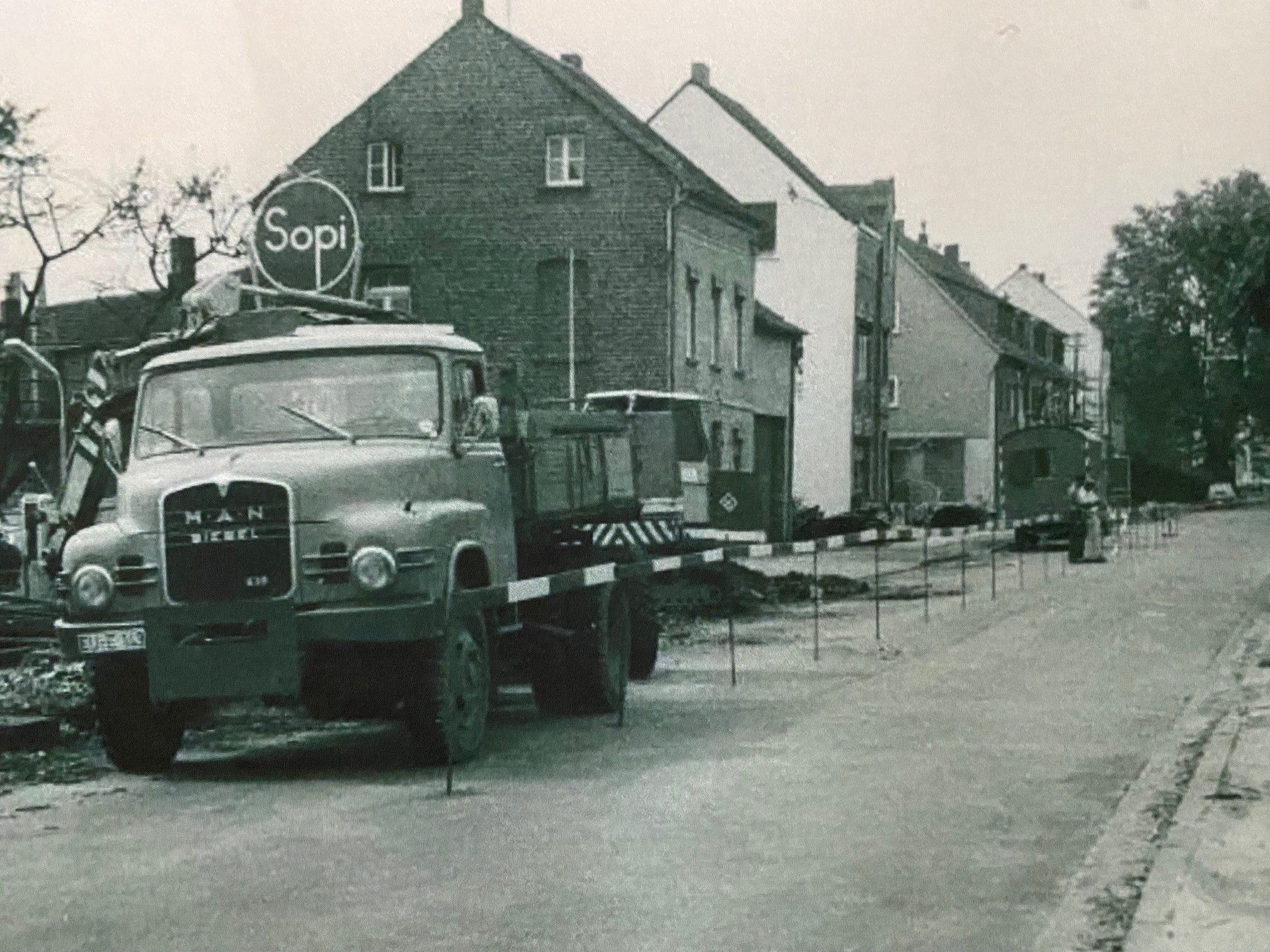 Das Foto zeigt, wie die Pingsdorfer Straße vor einigen Jahrzehnten ausgesehen hat.