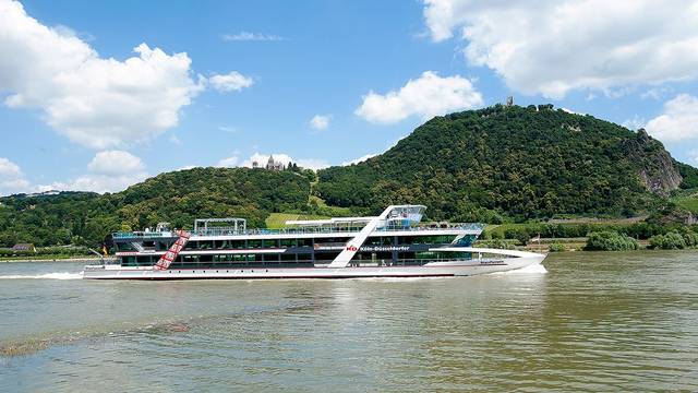 KD Schiff mit Siebengebirge im Hintergrund