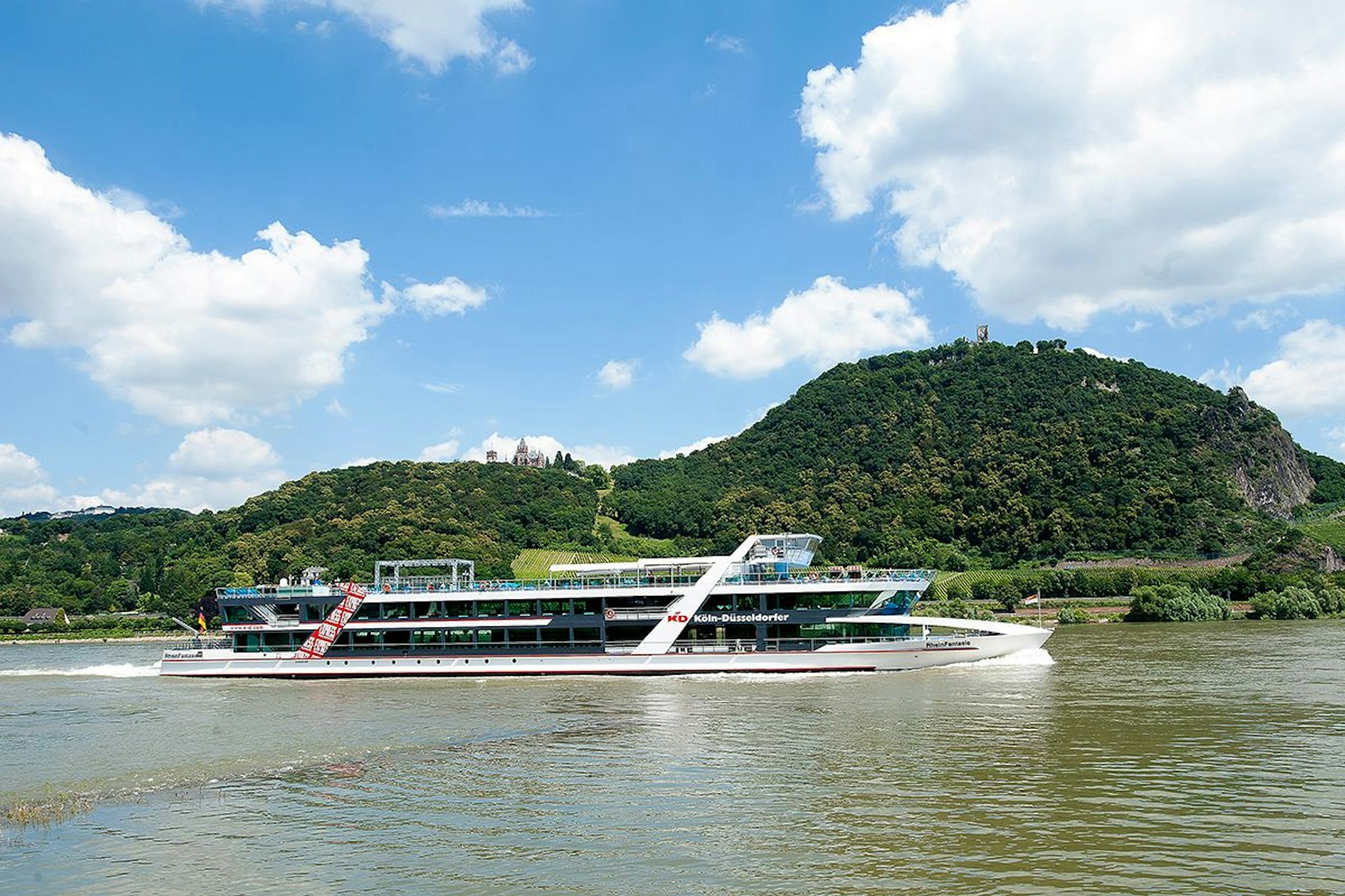 KD Schiff mit Siebengebirge im Hintergrund