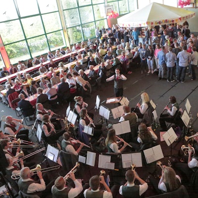 Eine Schützenkapelle spielt in der Turnhalle Wipperfeld.