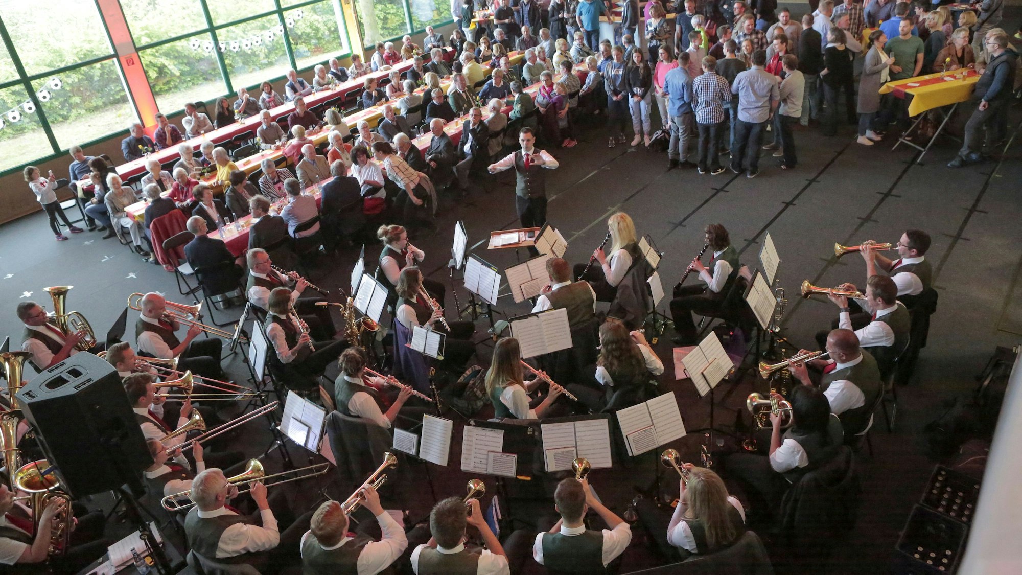 Eine Schützenkapelle spielt in der Turnhalle Wipperfeld.