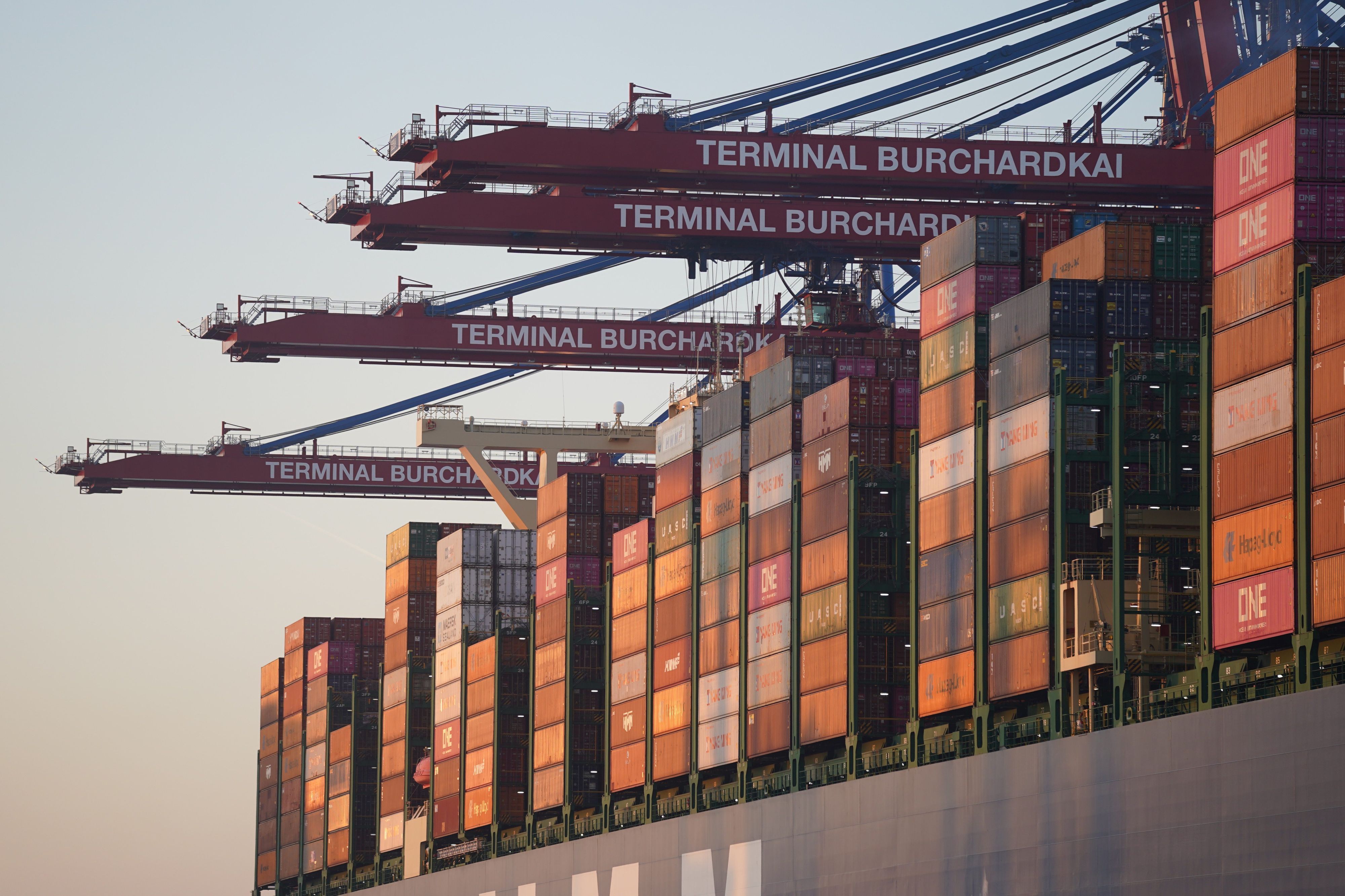 Ein Containerschiff wird am Container Terminal Burchardkai im Hamburger Hafen abgefertigt.