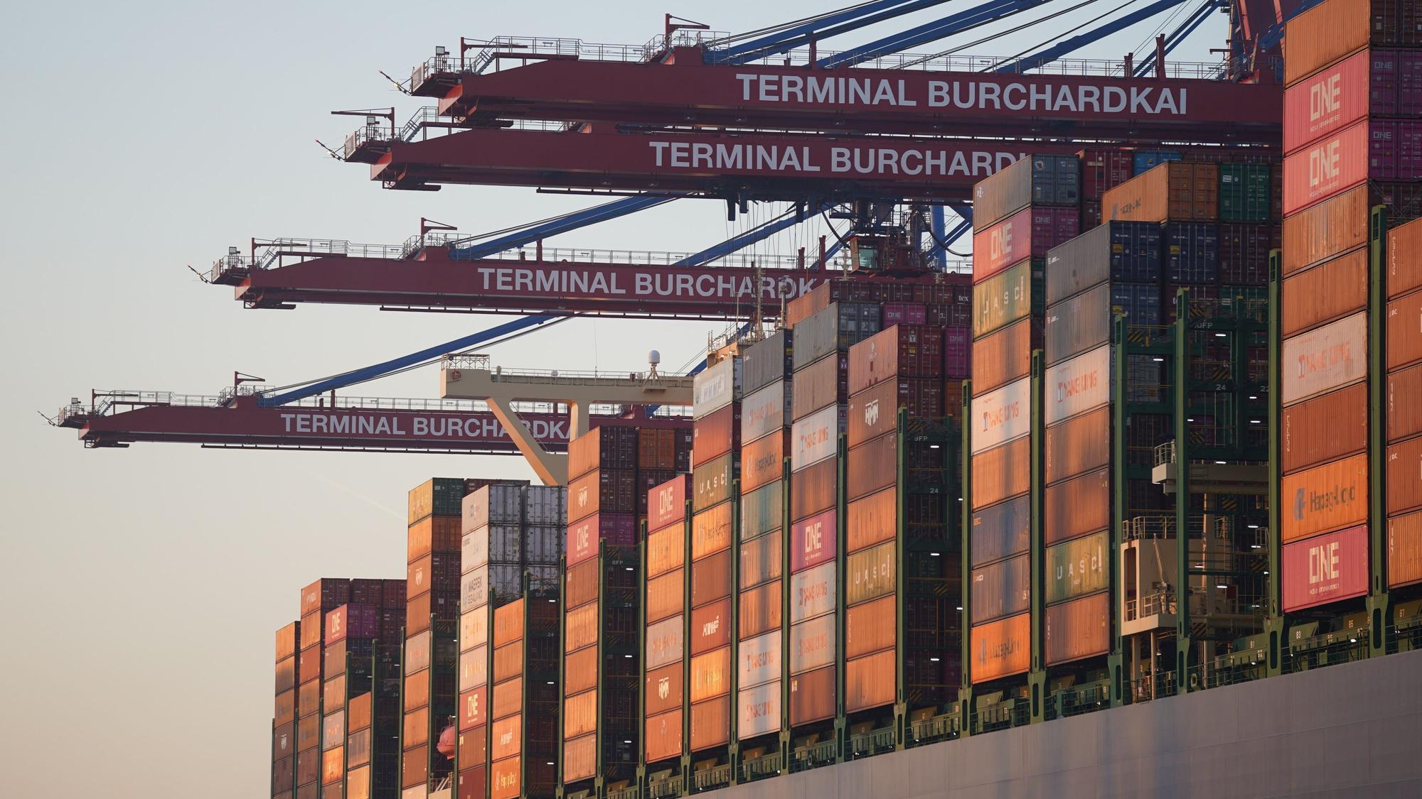Ein Containerschiff wird am Container Terminal Burchardkai im Hamburger Hafen abgefertigt.