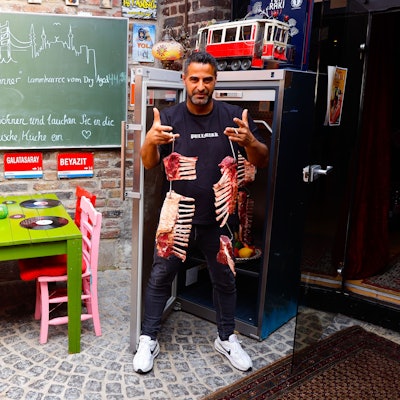 Serhat Çokgezen aus der Serie „Notruf Hafenkante“ in seinem Restaurant „Artistanbul“ in Köln-Zündorf.