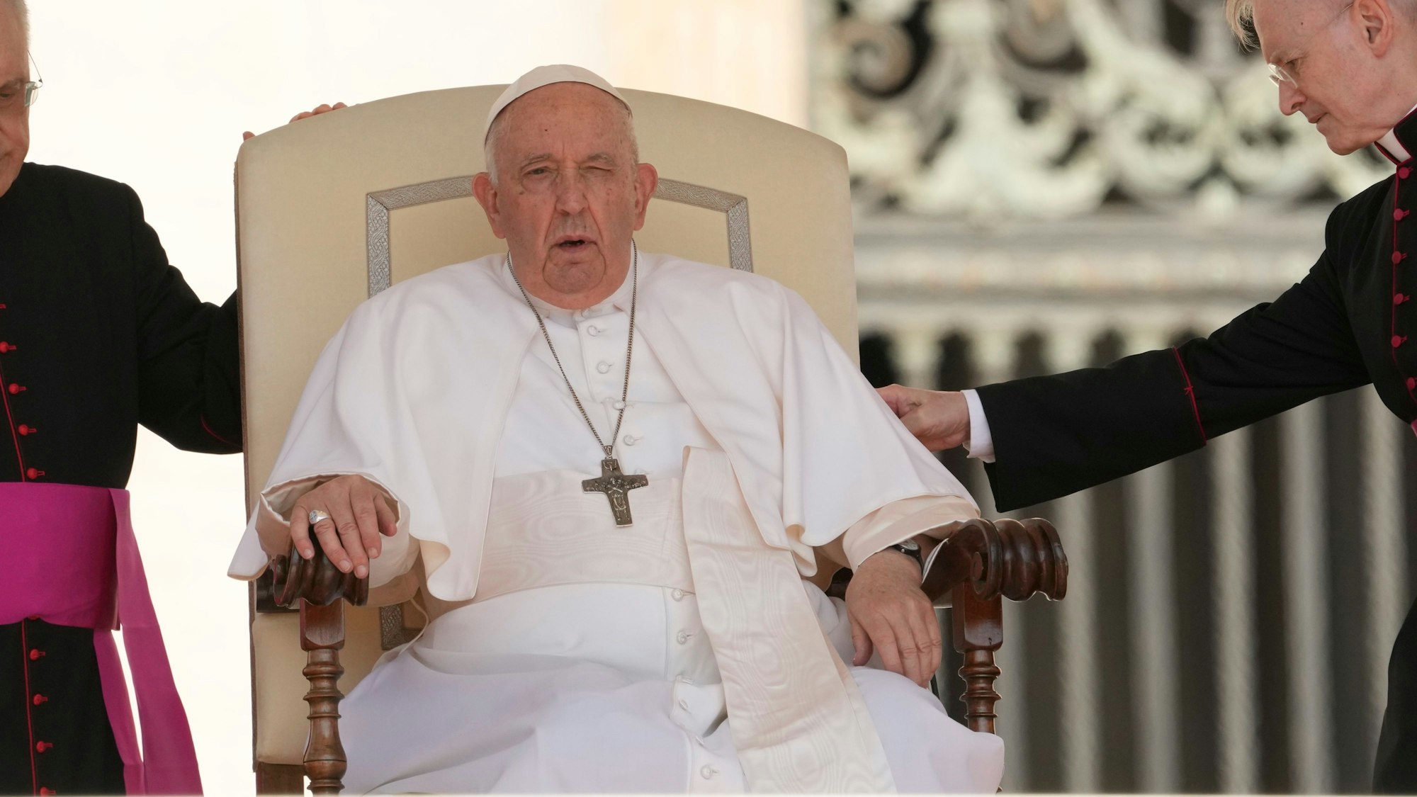 07.06.2023, Vatikan, Vatikanstadt: Papst Franziskus bei seiner wöchentlichen Generalaudienz auf dem Petersplatz. Foto: Andrew Medichini/AP +++ dpa-Bildfunk +++