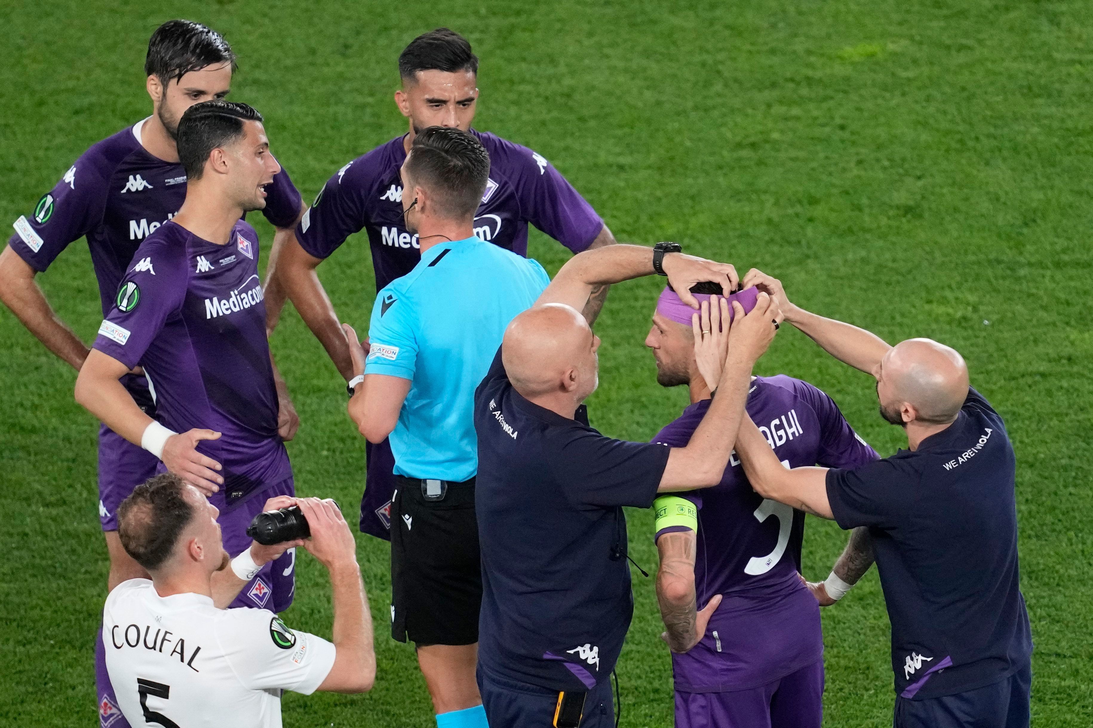 Cristiano Biraghi blutet, nachdem er während des Endspiels der Europa Conference League von einem von der Tribüne geworfenen Gegenstand getroffen wurde.