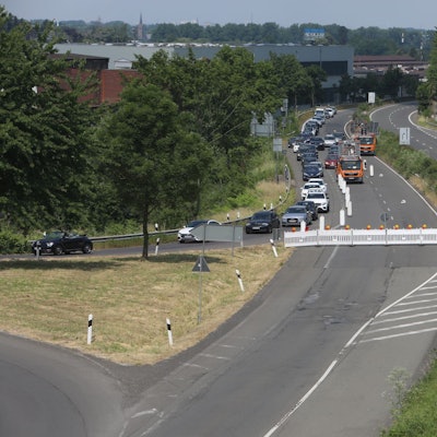 Von einer vierspurigen Straße werden Autos in Königswinter abgeleitet. Zwei Spuren sind gesperrt.