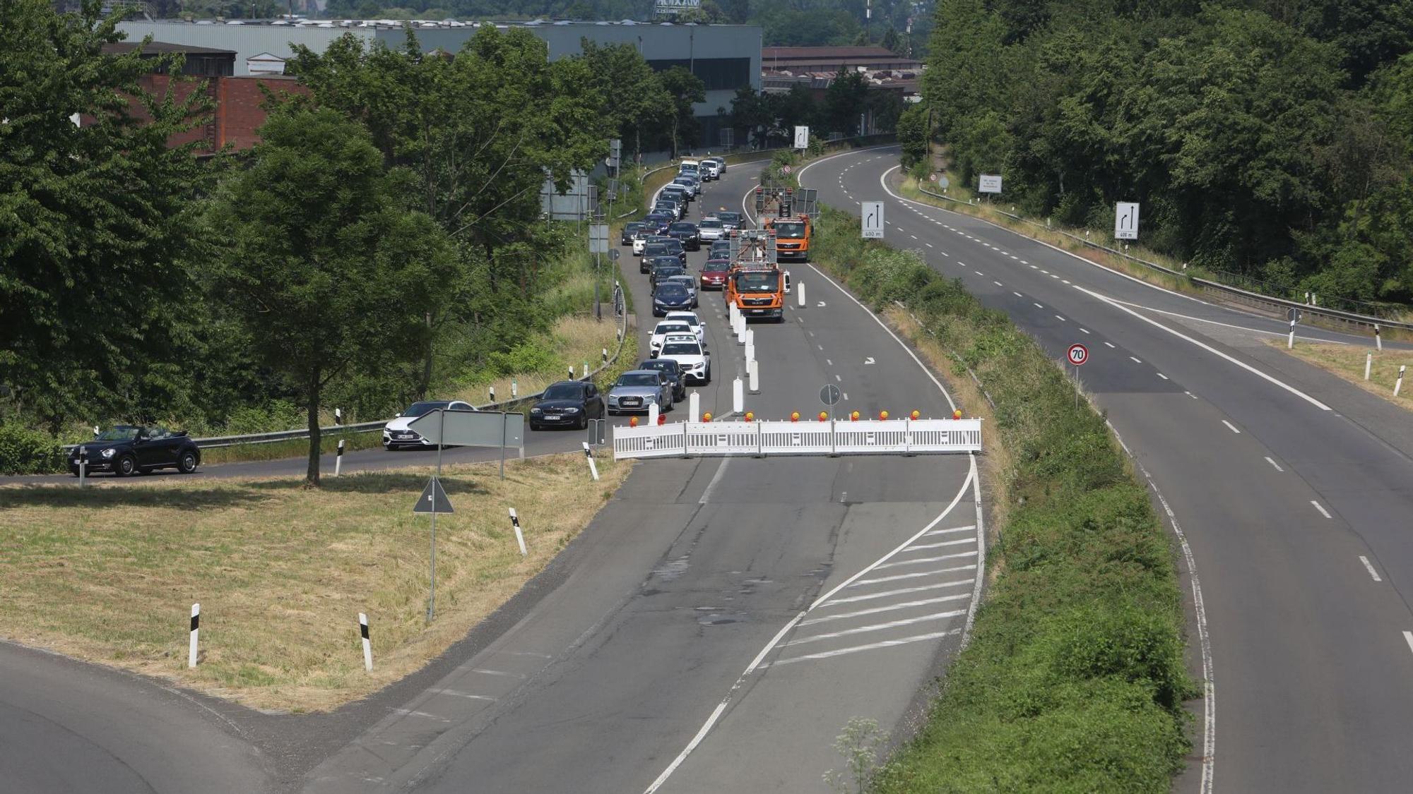 Von einer vierspurigen Straße werden Autos in Königswinter abgeleitet. Zwei Spuren sind gesperrt.
