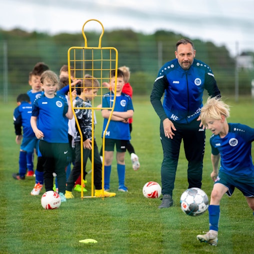 Auf dem Bild ist Roitzheims Trainer Marc Forst zu sehen, der seine Mannschaft trainiert.