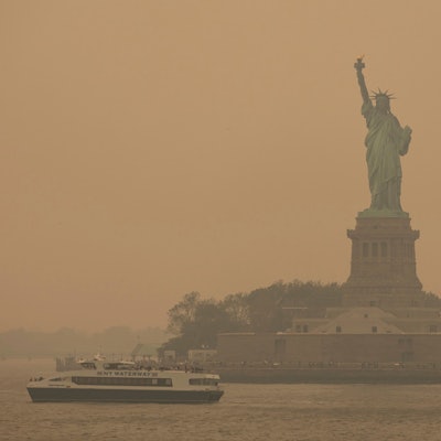 Die Freiheitsstatue ist in Dunst gehüllt. Der Rauch zahlreicher schwerer Waldbrände in Kanada hat Teile der US-Ostküste eingehüllt und in der Millionenmetropole New York für die schlechteste Luftqualität seit Jahrzehnten gesorgt.