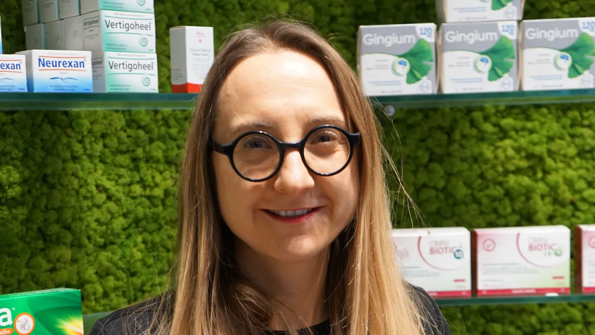 Das Foto zeigt Nadine Freialdenhoven in ihrer Apotheke. Im Regal hinter ihr sind verschiedene Medikamente zu sehen. Die Kerpenerin spricht für die Apothekerinnen und Apotheker im Rhein-Erft-Kreis.