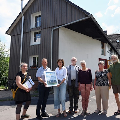 Kreisdezernent Frank Herhaus überreicht die Leader-Urkunde an Mitglieder der Oberholzener Interessengemeinschaft.