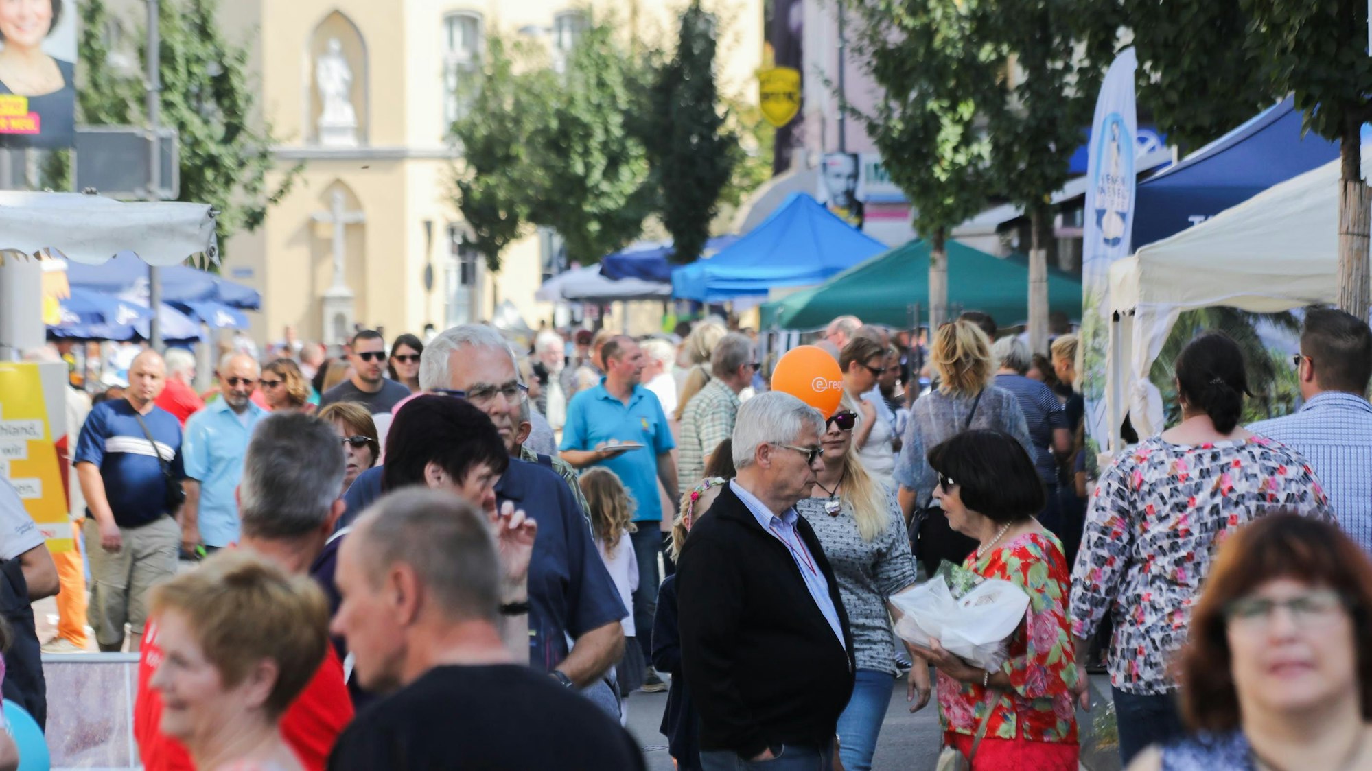 Die Gewerbeschau in Bornheim zieht viele Besucher an.