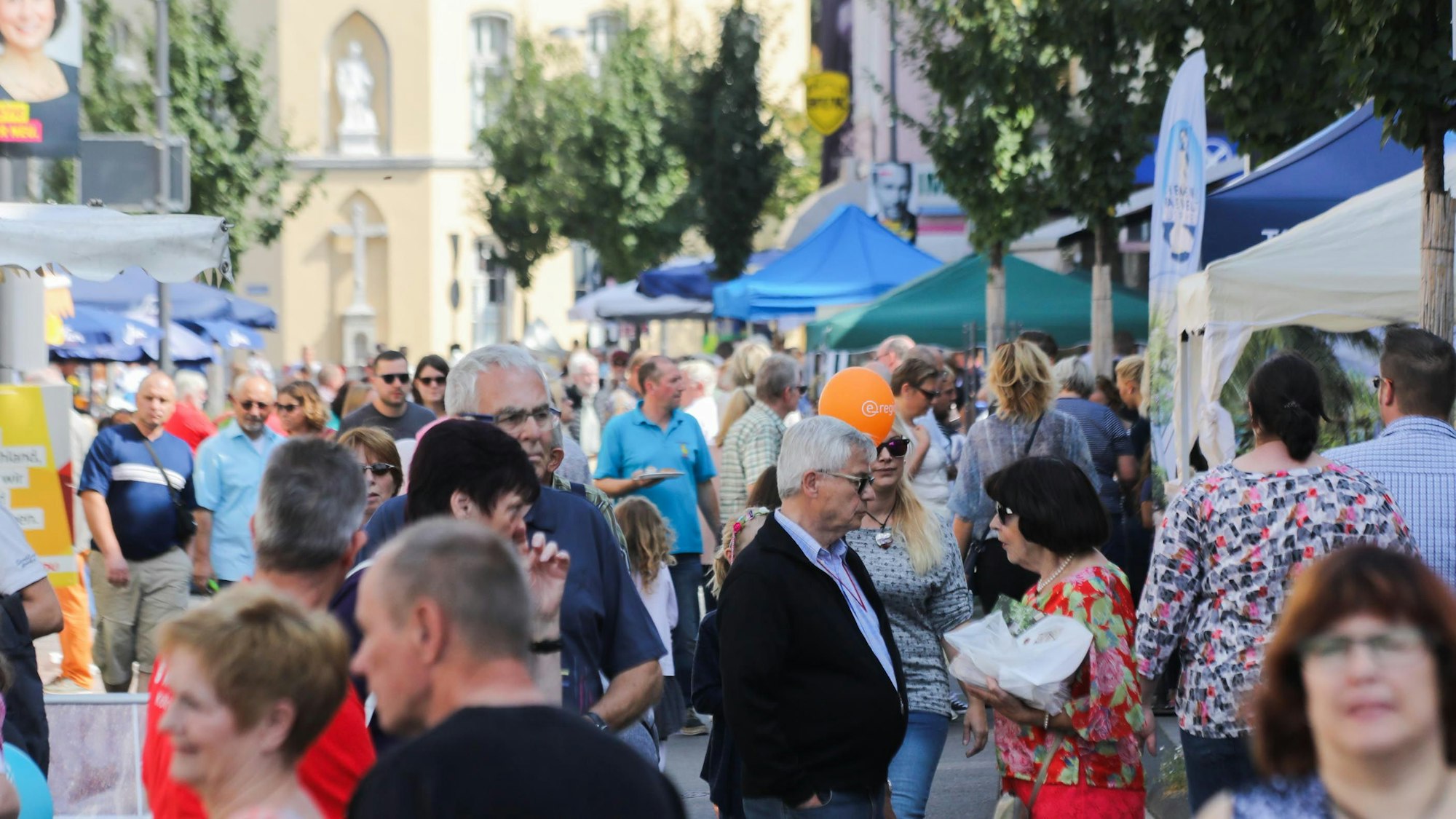 Die Gewerbeschau in Bornheim zieht viele Besucher an.