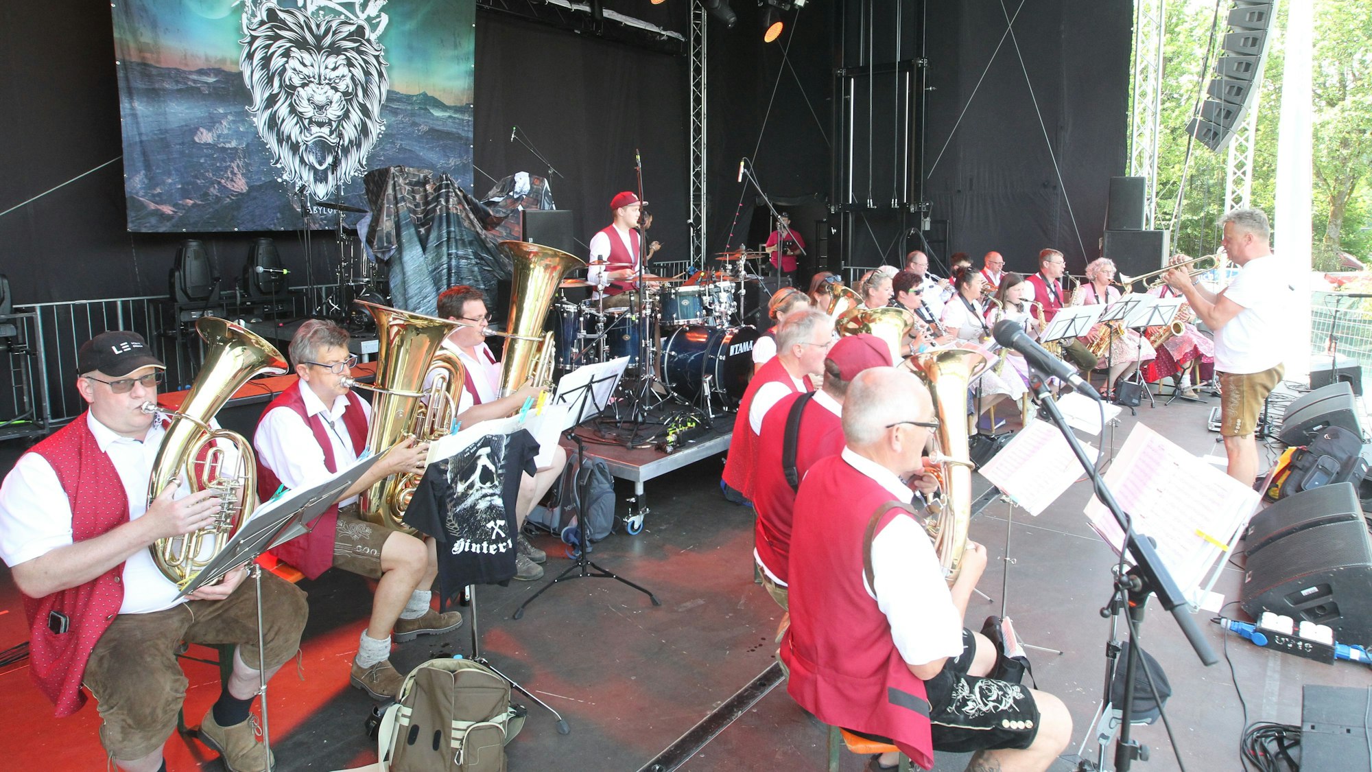 Eine Blaskapelle spielt auf einer Festival-Bühne.