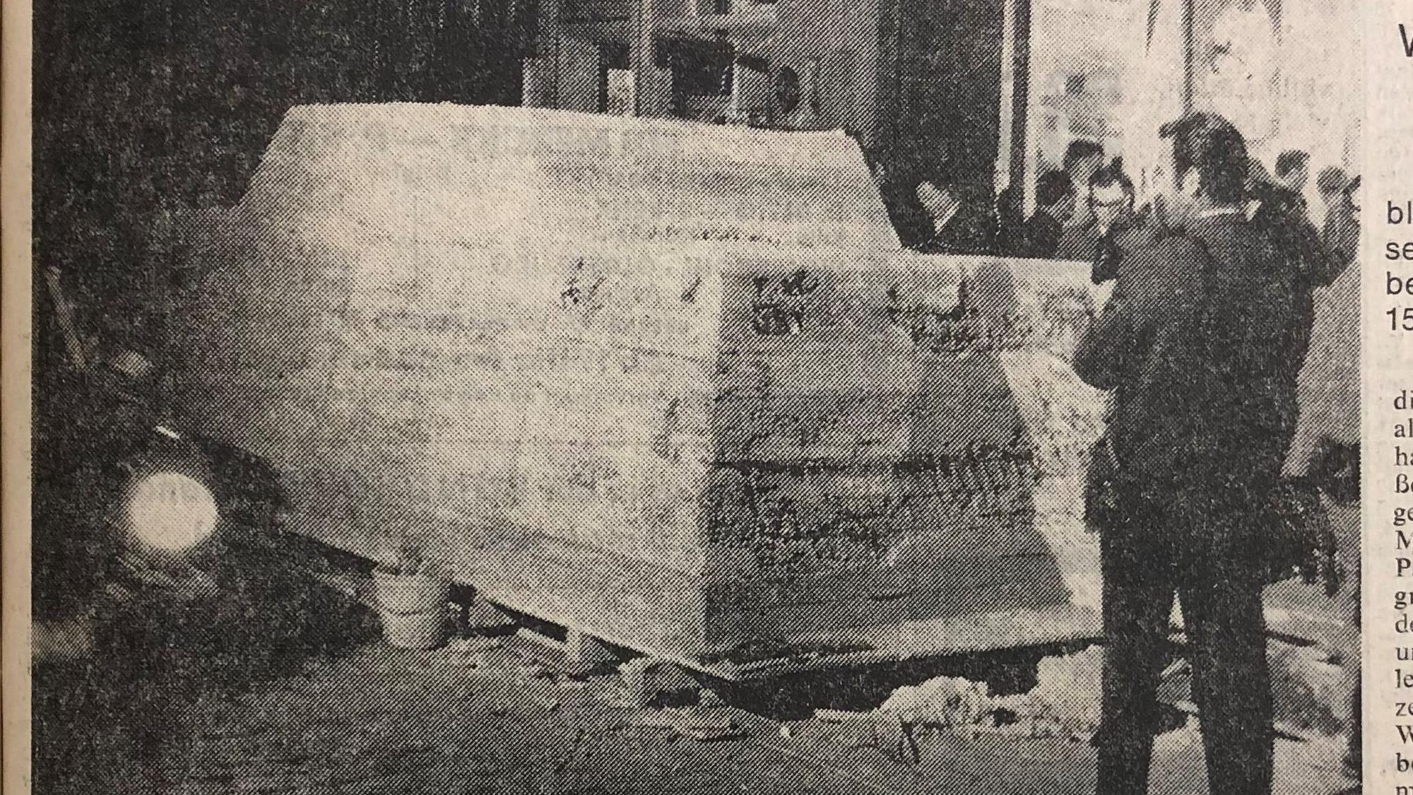 Wolf Vostells Kunstwerk "Ruhender Verkehr". Foto aus der Kölnischen Rundschau vom 15.10.1969.