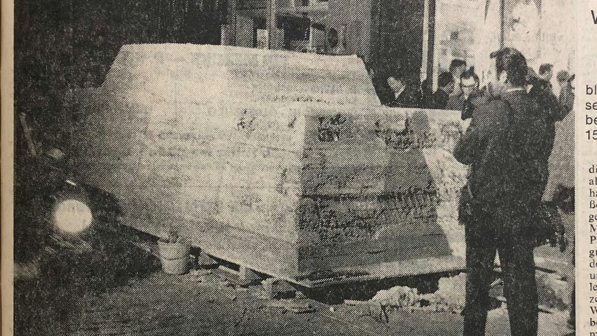 Wolf Vostells Kunstwerk "Ruhender Verkehr". Foto aus der Kölnischen Rundschau vom 15.10.1969.