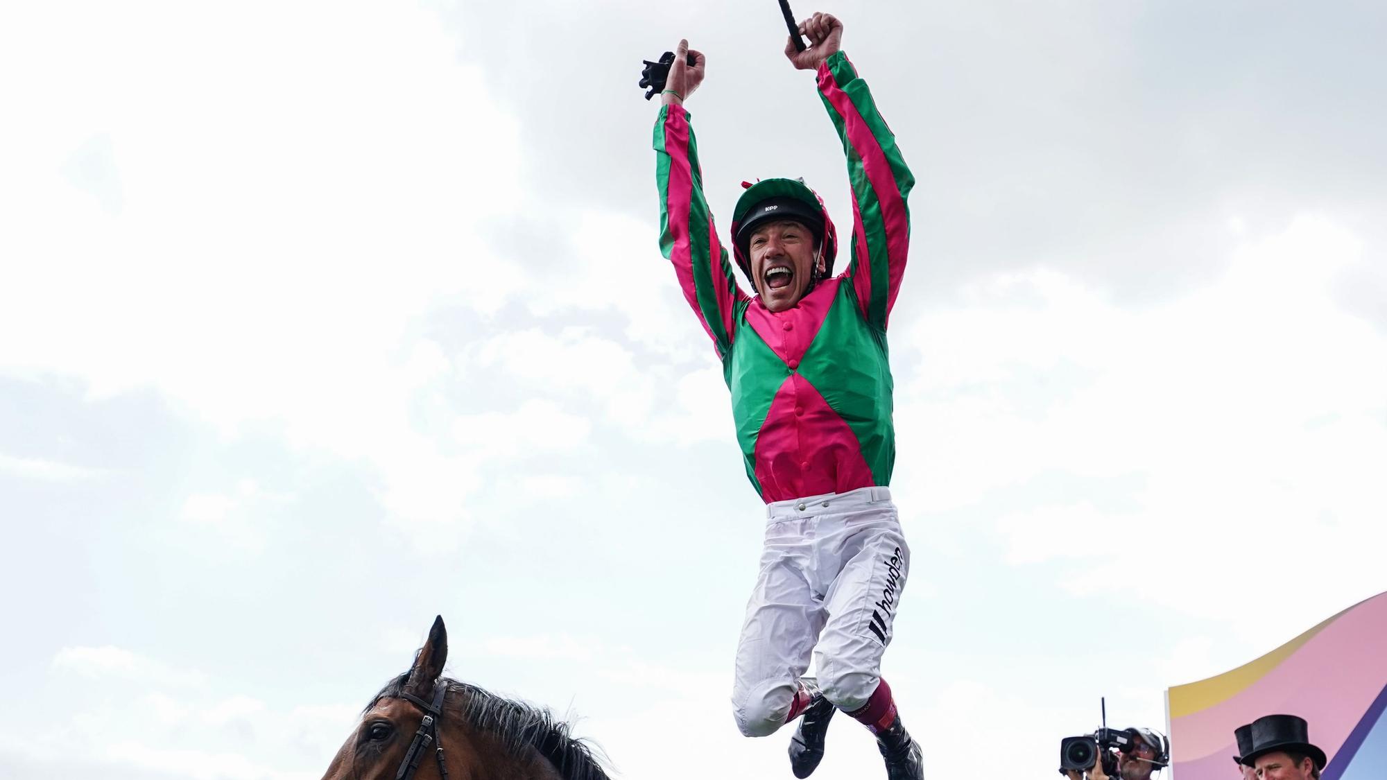 Lanfranco ´Frankie» Dettori, Jockey aus Italien, springt von seinem Pferd „Prosperous Voyage“