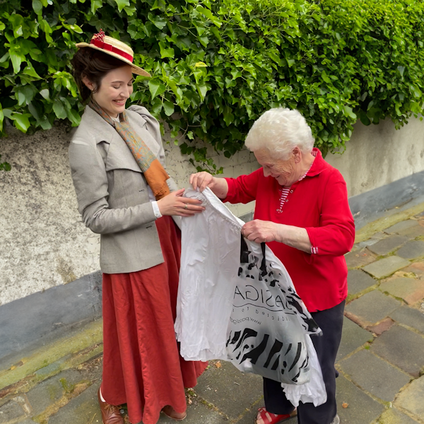 Elisa Kasper verschenkt einen Unterrock ihrer Großmutter an Sophia, die nur Kleidung von vor 100 Jahren trägt.
