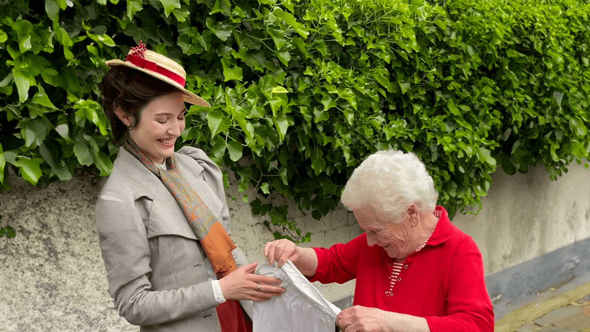 Elisa Kasper verschenkt einen Unterrock ihrer Großmutter an Sophia, die nur Kleidung von vor 100 Jahren trägt.