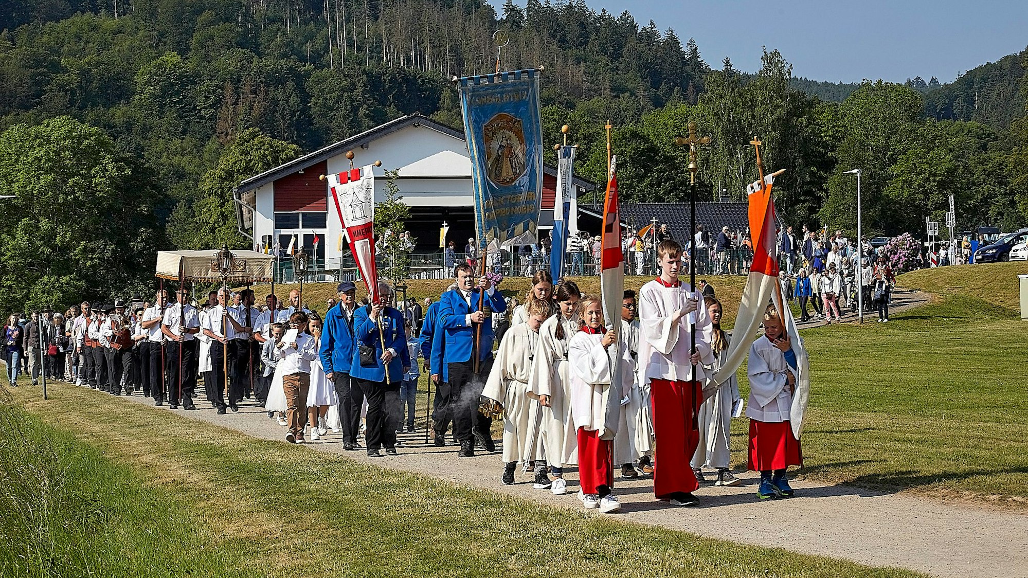 Prozession an Fronleichnam über den Staudamm zur St. Nikolaus auf dem Rursee