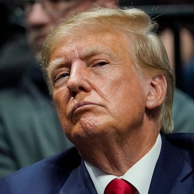 Donald Trump, ehemaliger Präsident der USA, schaut zu beim Finale der NCAA Wrestling Championships im BOK Center. (Archivbild)