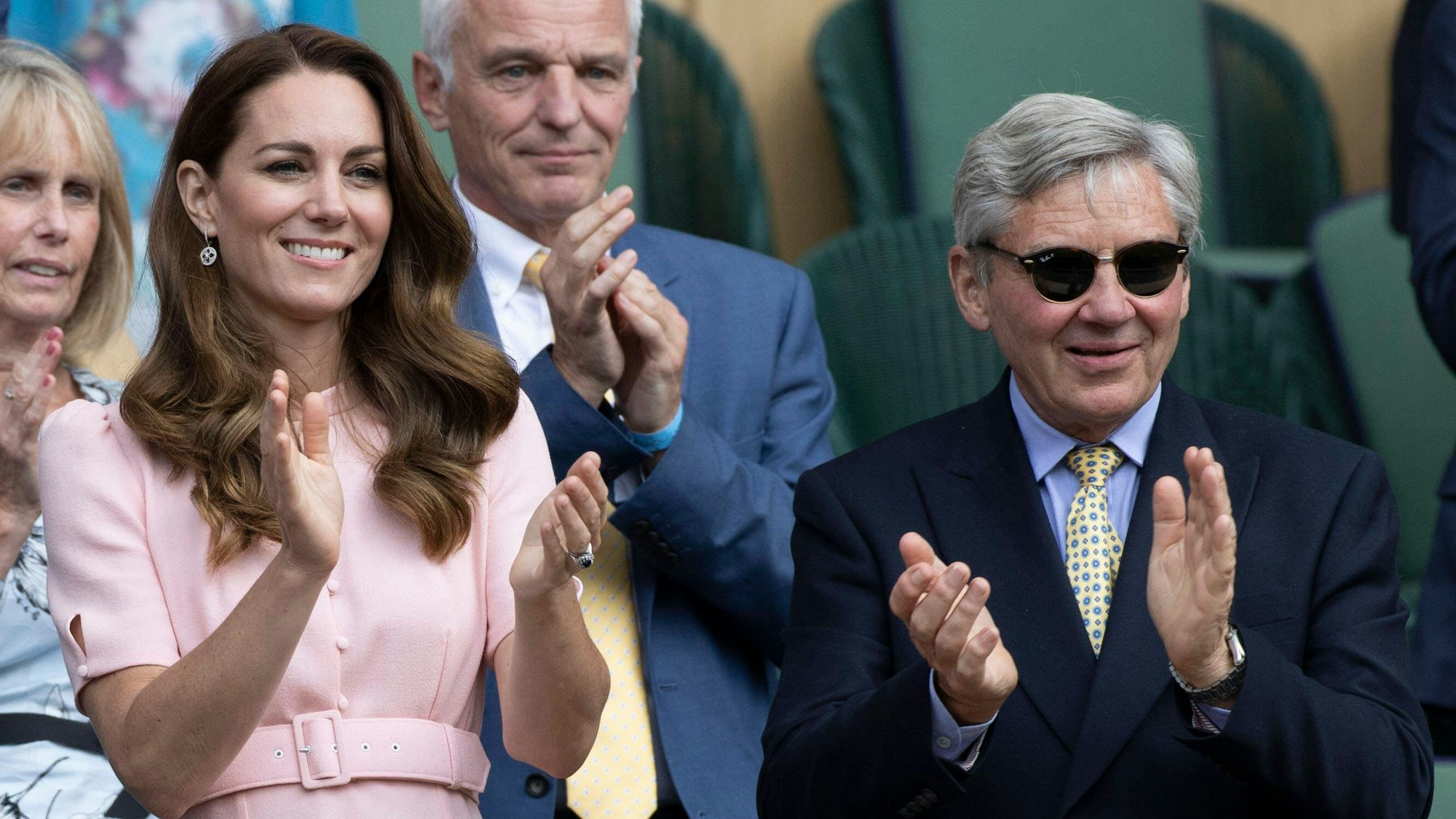 Herzogin Kate mit ihrem Vater Michael Middleton klatschen.
