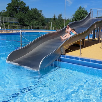 29.05.2023 Am Pfingstwochenende hat im Panoramabad, Engelskirchen, die neue Badesison begonnen. Foto Rutsche, von links nach rechts: Stefani Fuchs (! Ohne ie), ihre Tochter Milina (4) und ihre Nichte Emely (9)