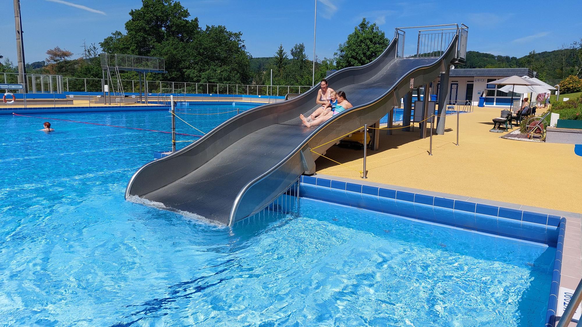 29.05.2023 Am Pfingstwochenende hat im Panoramabad, Engelskirchen, die neue Badesison begonnen. Foto Rutsche, von links nach rechts: Stefani Fuchs (! Ohne ie), ihre Tochter Milina (4) und ihre Nichte Emely (9)