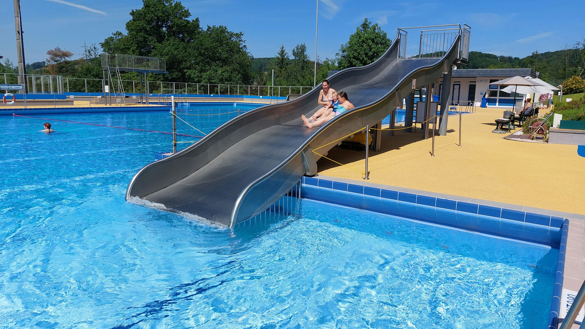 29.05.2023 Am Pfingstwochenende hat im Panoramabad, Engelskirchen, die neue Badesison begonnen. Foto Rutsche, von links nach rechts: Stefani Fuchs (! Ohne ie), ihre Tochter Milina (4) und ihre Nichte Emely (9)