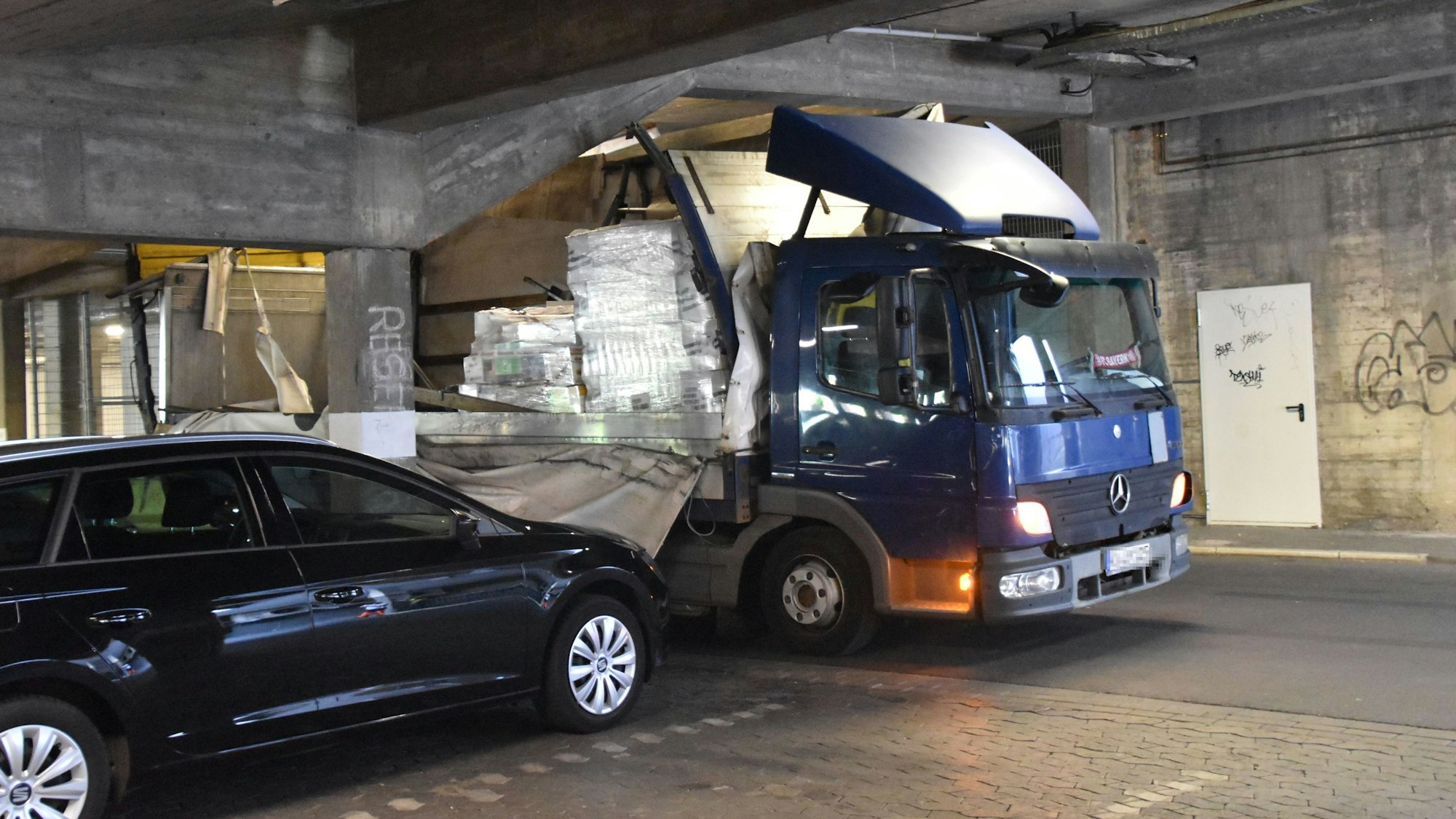 Lkw fährt sich unter dem Karl-Gatzweiler-Platz (Marktplatte) fest