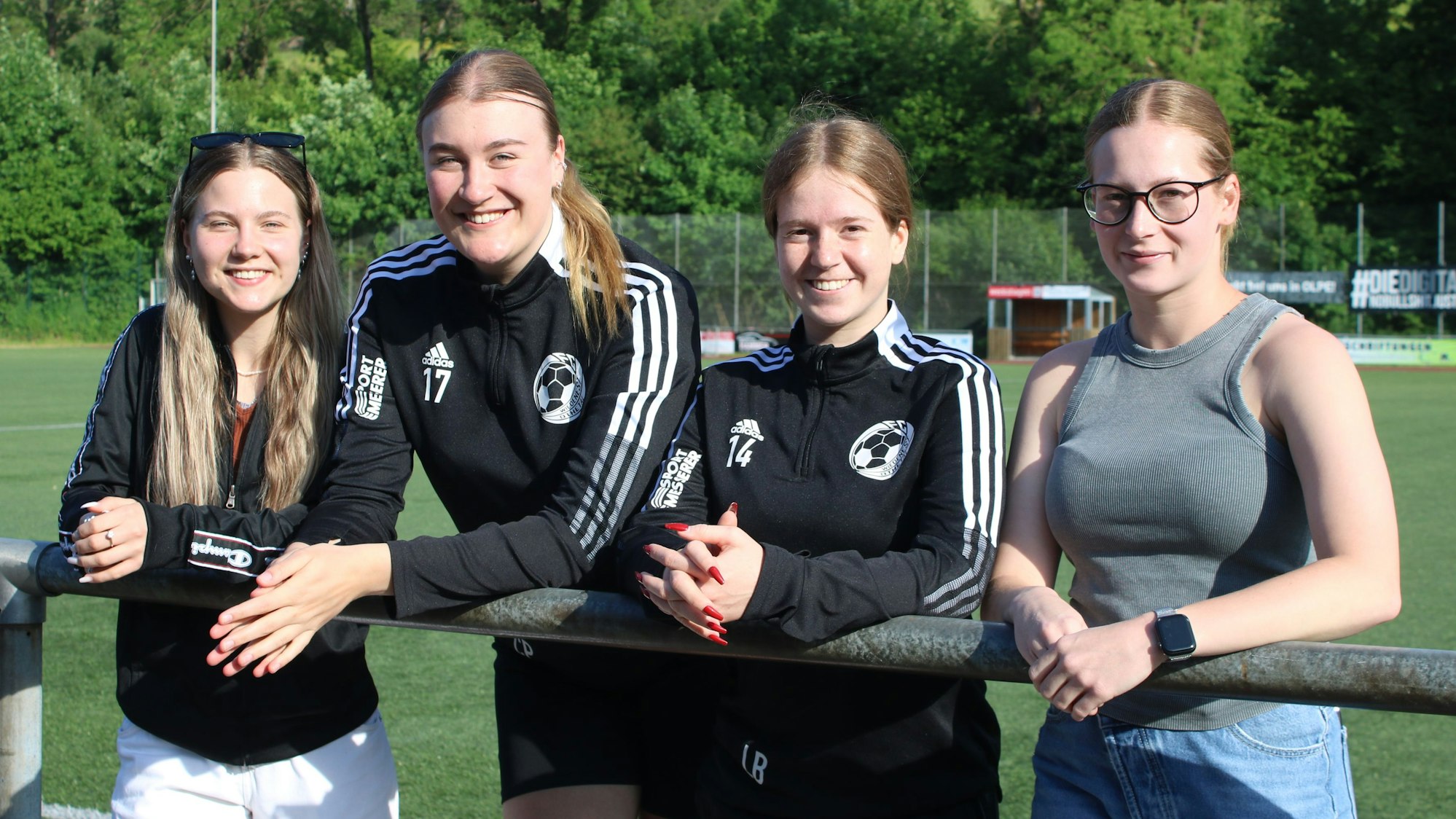Gemeinsam stehen Lea Kort, Cora Poschmann, Leonie Bürger und Lisa Bürger am Spielfeldrand beim FC Wiedenest-Othetal.