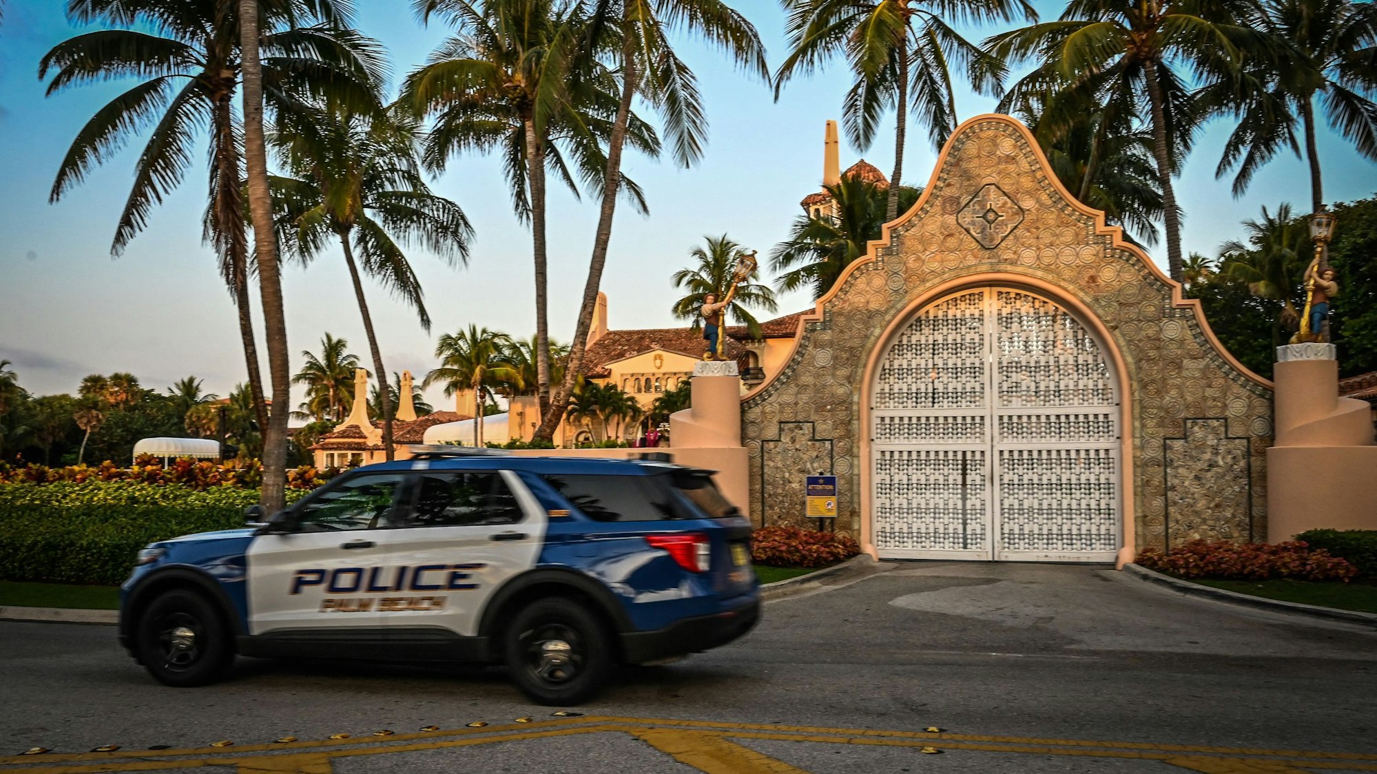 Ein Polizeiwagen steht am 3. April vor dem Privatanwesen Mar-a-Lago von Donald Trump.