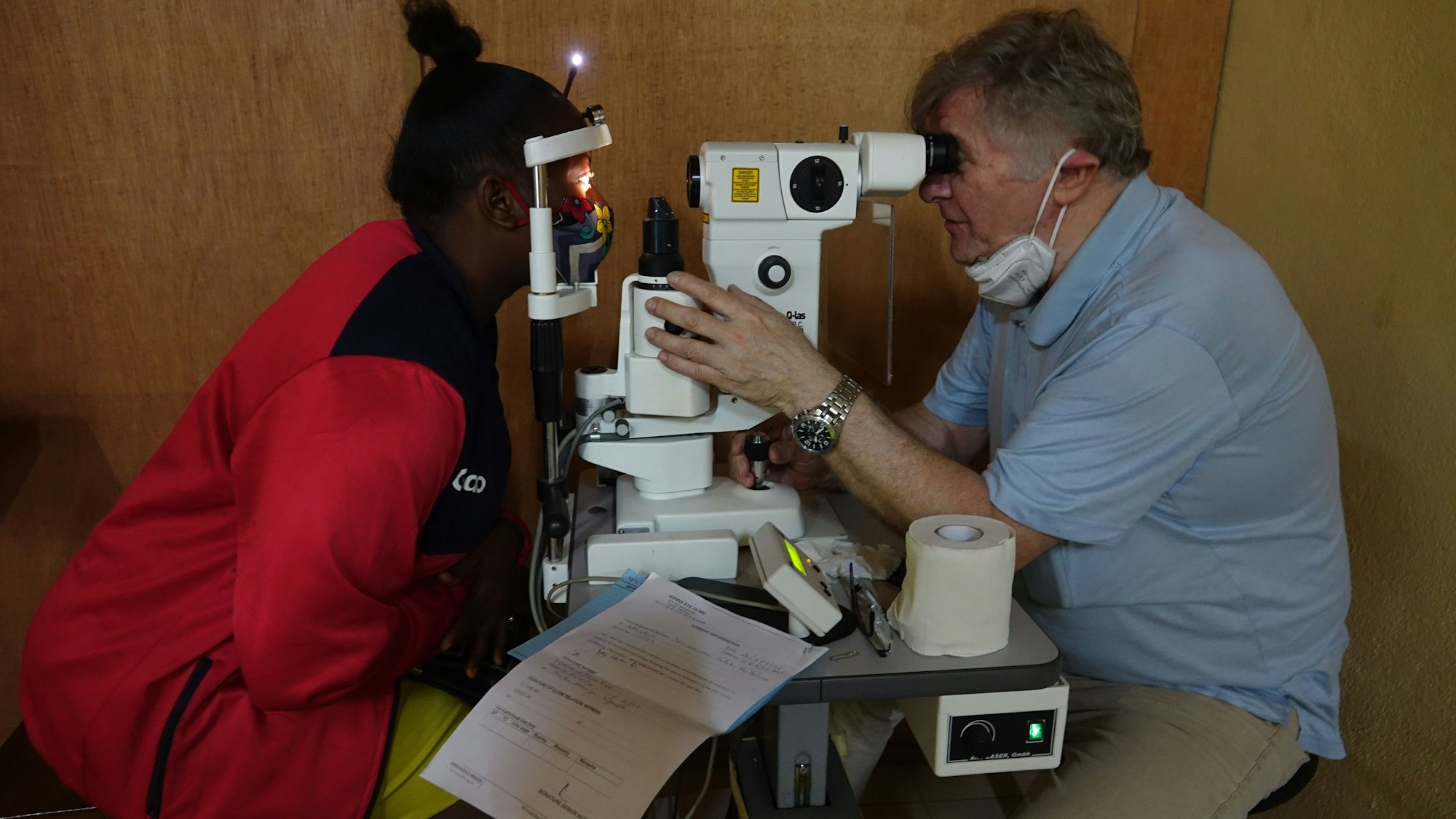 Der Ruppichterother Augenarzt Dr. Hans-Jürgen Schnell hilft seit Jahren in Kamerun.