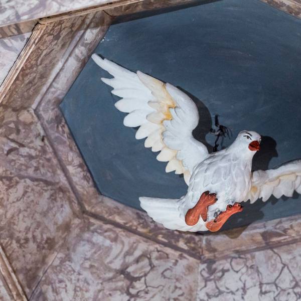 Bayern, Seßlach: In der Kanzel der katholischen Kirche St. Johannes der Täufer ist der Heilige Geist in Form einer Taube dargestellt.