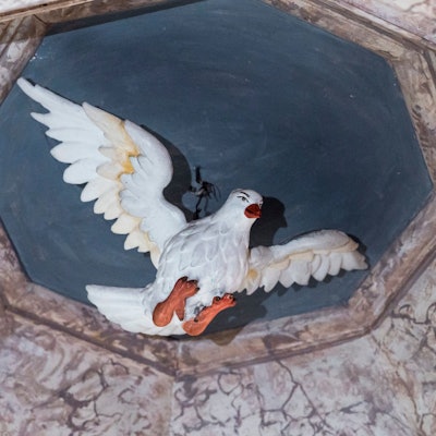 Bayern, Seßlach: In der Kanzel der katholischen Kirche St. Johannes der Täufer ist der Heilige Geist in Form einer Taube dargestellt.