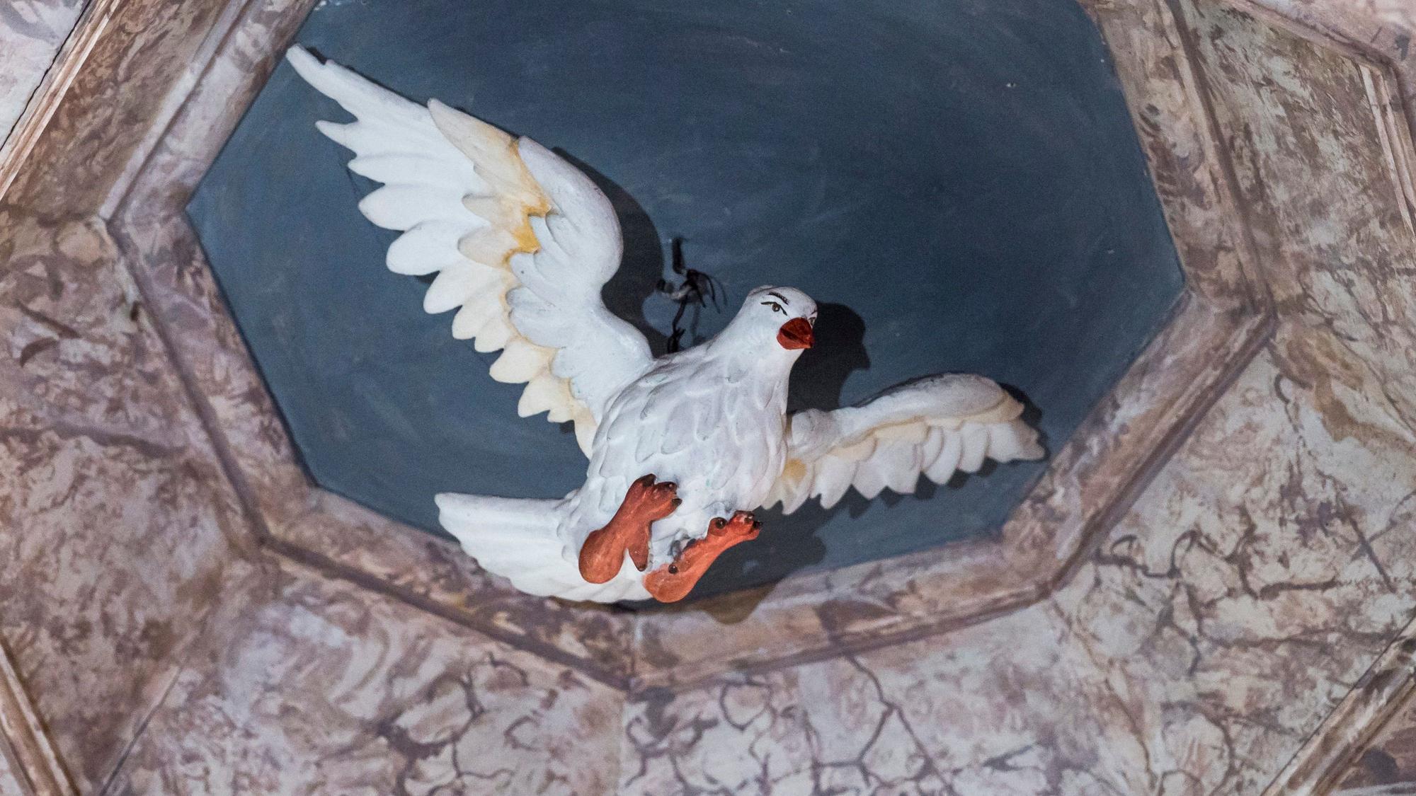 Bayern, Seßlach: In der Kanzel der katholischen Kirche St. Johannes der Täufer ist der Heilige Geist in Form einer Taube dargestellt.
