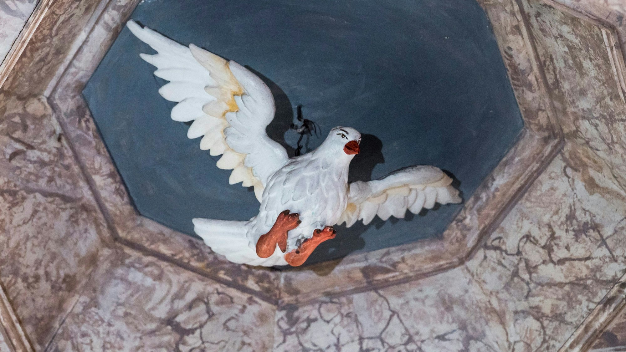 Bayern, Seßlach: In der Kanzel der katholischen Kirche St. Johannes der Täufer ist der Heilige Geist in Form einer Taube dargestellt.