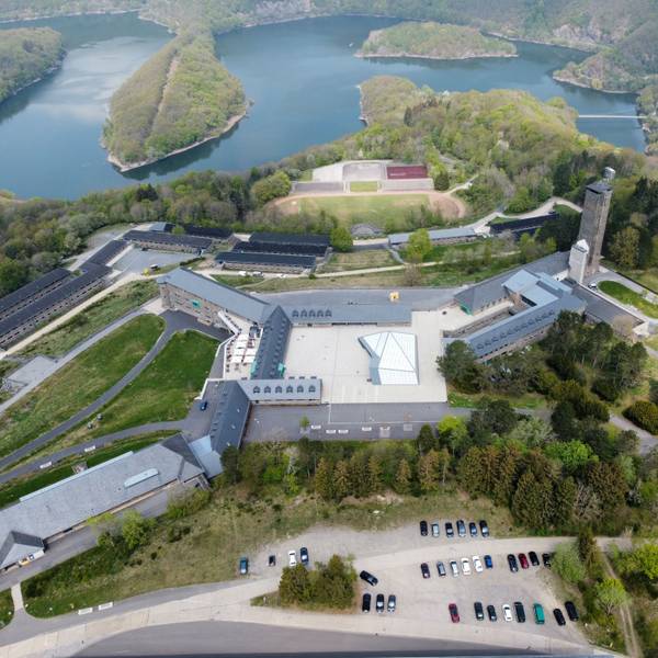 Das Luftbild zeigt die von den Nationalsozialisten erbaute Vogelsang-Anlage, im Hintergrund den Urftsee.