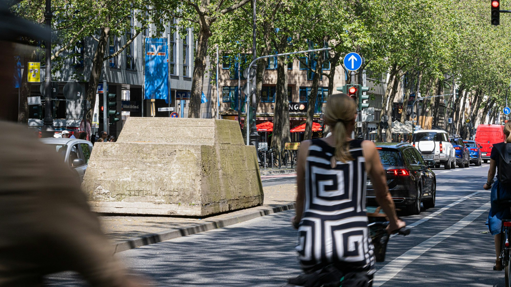 Die Plastik „Ruhender Verkehr“ von Wolf Vostell.