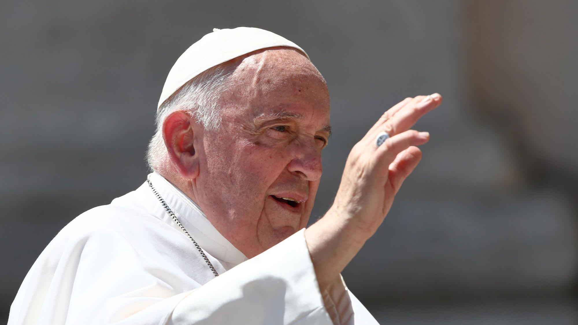 Papst Franziskus kommt zu seiner wöchentlichen Generalaudienz auf dem Petersplatz an. Die Bauch-Operation von Papst Franziskus ist beendet worden. Wie der Heilige Stuhl am Mittwochabend mitteilte, dauerte der Eingriff bei dem 86-Jährigen drei Stunden und wurde «ohne Komplikationen» abgeschlossen.
