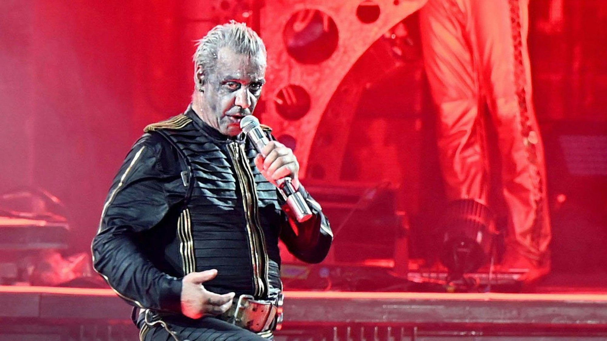 Till Lindemann, Frontsänger der Band Rammstein, steht im Rahmen der Deutschland-Tournee mit dem Album „Zeit“ auf der Bühne.