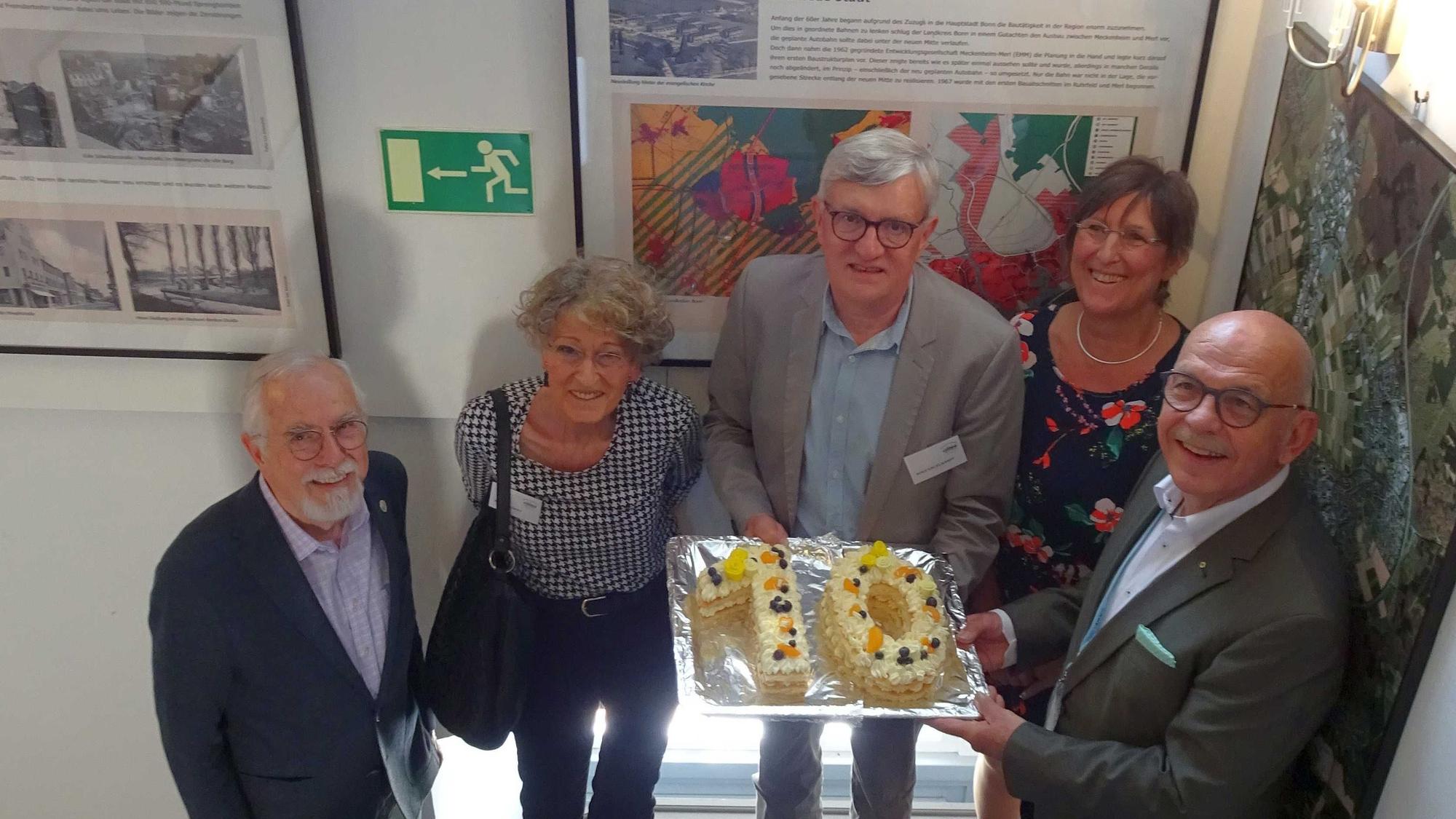 Das Stadtmuseum in Altendorf feiert sein 10-jähriges Bestehen: Rolf Engelhardt (MItte) überreicht eine von seiner Tochter gebackene Torte an den Vereinsvorsitzenden Dieter Ohm (rechts). Dahinter stehen die Vereinsmitglieder Walter Kümmel, Renate Köpke und Dr. Brigitte Kuchta.