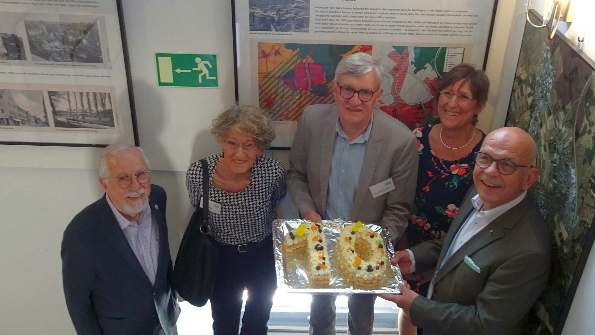 Das Stadtmuseum in Altendorf feiert sein 10-jähriges Bestehen: Rolf Engelhardt (MItte) überreicht eine von seiner Tochter gebackene Torte an den Vereinsvorsitzenden Dieter Ohm (rechts). Dahinter stehen die Vereinsmitglieder Walter Kümmel, Renate Köpke und Dr. Brigitte Kuchta.