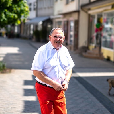 Der Gemünder Franz Schockert ist ab sofort Wiederaufbau-Botschafter des Kreises Euskirchen. Auf dem Bild steht er in der Fußgängerzone von Gemünd.
